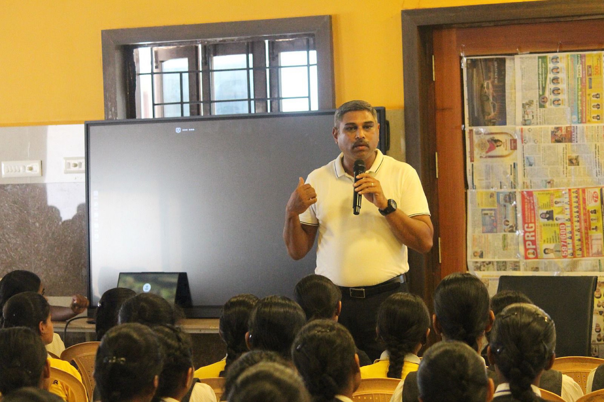 Cdr Aravindhan speaking to a class of students